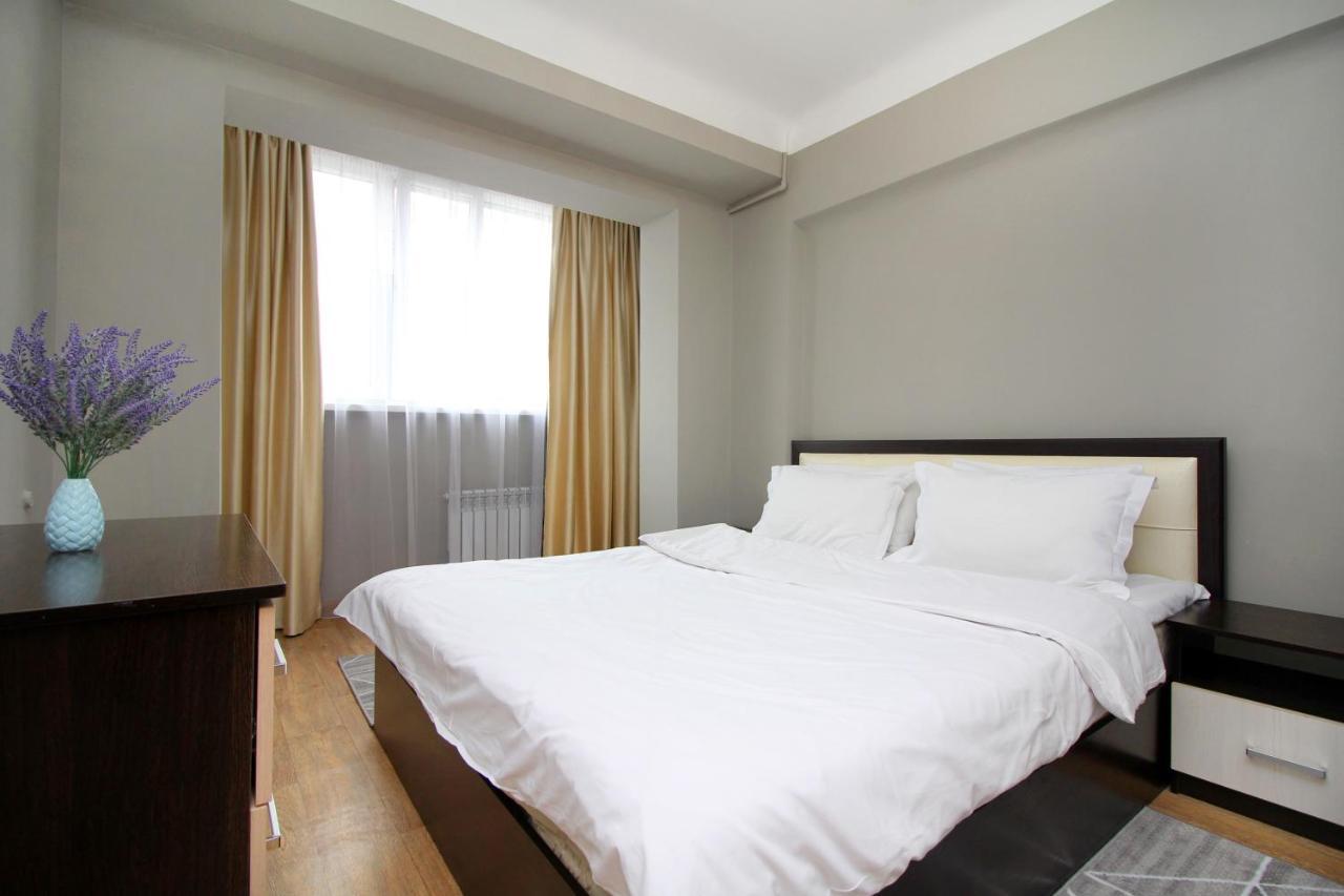 Spacious Central Apartment Almaty Exterior photo