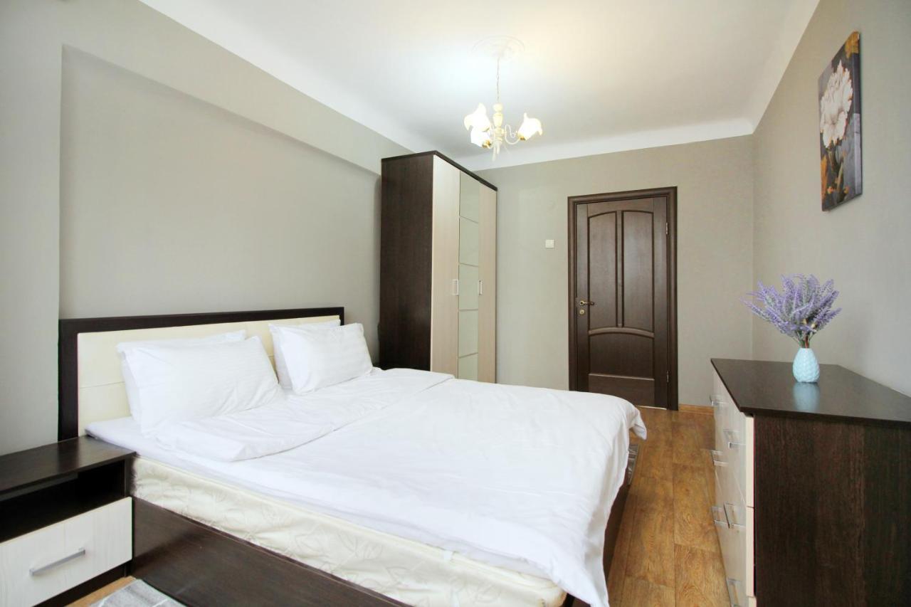 Spacious Central Apartment Almaty Exterior photo