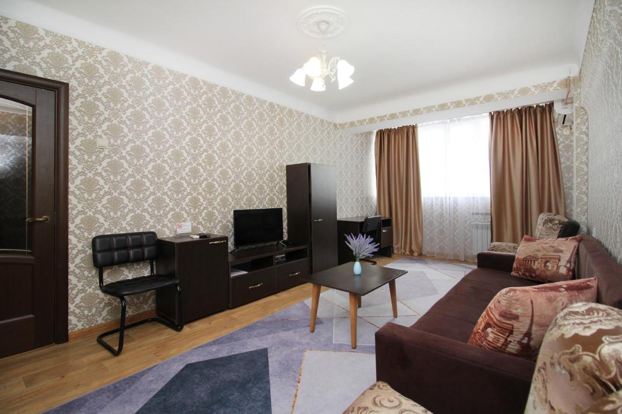 Spacious Central Apartment Almaty Exterior photo