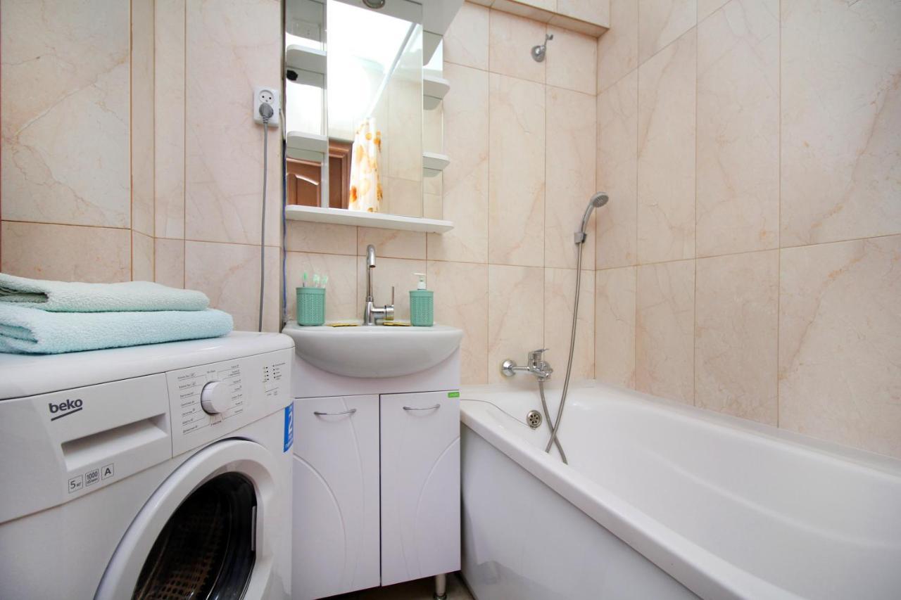 Spacious Central Apartment Almaty Exterior photo